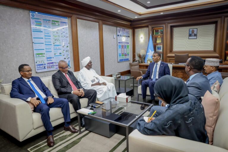 Maxey kawada hadley Ra’iisul wasaare Xamsa iyo safiirka Suudaan u fadhiya Soomaaliya ?