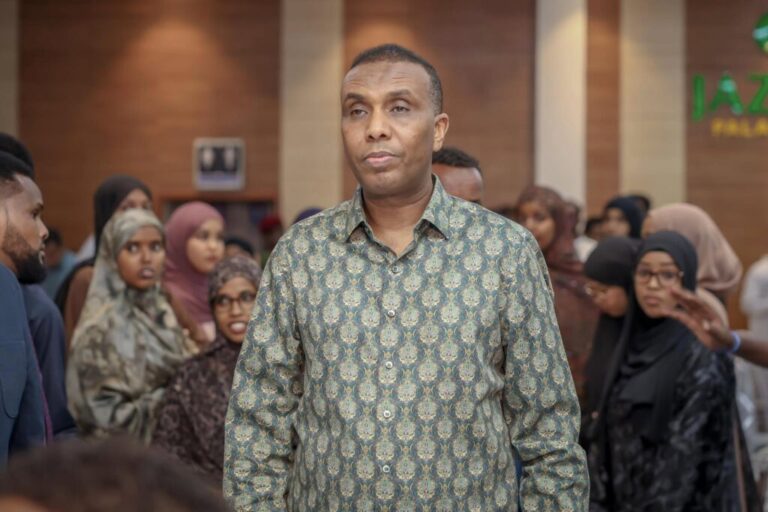 Ra’iisul Wasaare Xamsa “dalka waxaa ka socda dagaal adag ee halaga qeyb qaato”