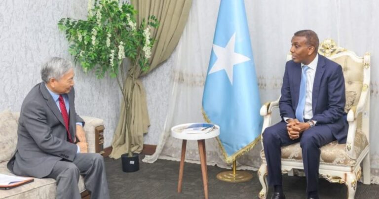 Somalia PM received in his office the Director of the World Bank  in Somalia.