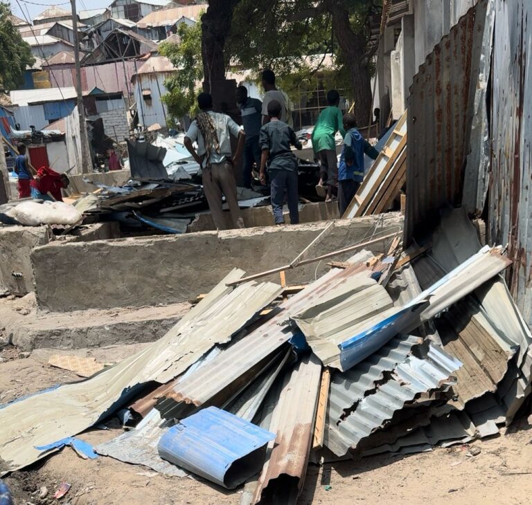 Talisyada Booliska Banaadir iyo Xamar Jajab oo si Sharci-darro ah u Dumiyey Guryo Shacab iyagoo aan wadan Warqad Maxkamadeed