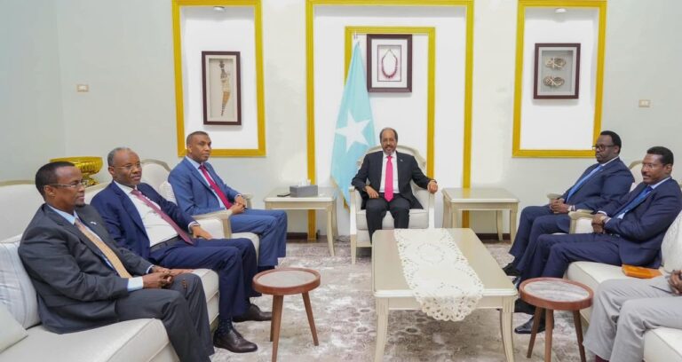 Kulan U Socda Madaxweyne Xasan Sheekh iyo Madaxda Seddexda Dowlad-Goboleed