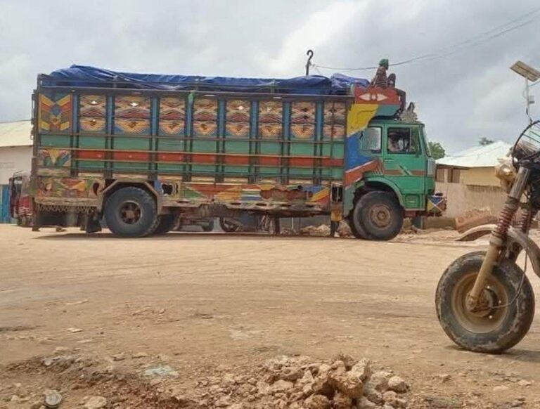 Xudur oo Dib Uga Dhex Muuqatay Khariidadda Ganacsiga: Gaari Xamuul ah oo Badeeco Siday oo Gaaray Magaalada Markii Ugu Horreysay Sanado Badan Kad