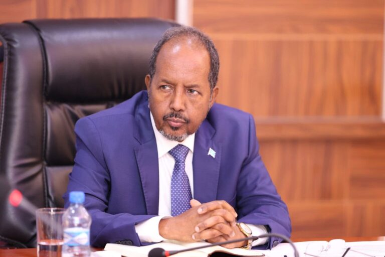 Madaxweyne Xasan Sheekh oo Beesha Jareer Weyne Ku Qancinaya Xilka Guddoomiyaha Degmada Boondheere