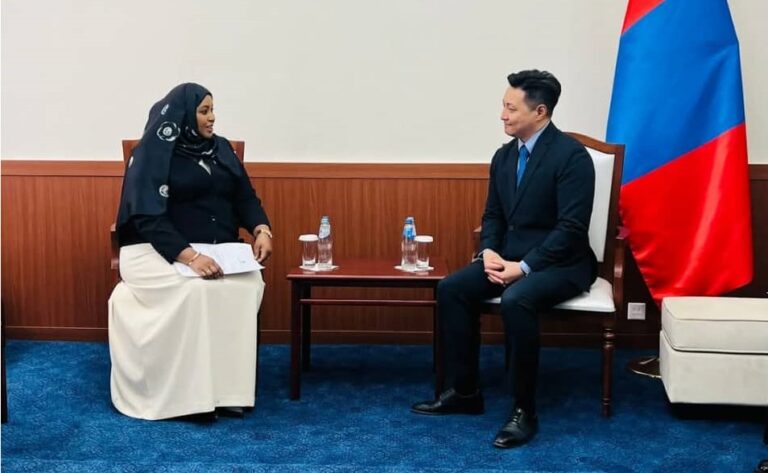 Safiirka Soomaaliya ee dalka Mongolia oo gudbiyay nuqul kamid ah warqadaha…