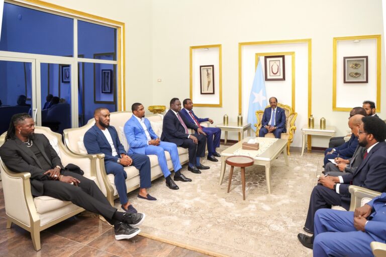 Madaxweyne Xasan Sheekh oo qaabilay xidigaha kubadda cagta Afrika