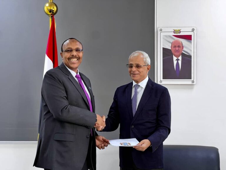 Safiirka cusub ee Soomaaliya ee dalka Yemen oo warqadaha aqoonsiga laga guddoomay