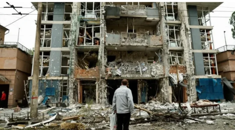 Russia kills 12 in new attack on Ukraine