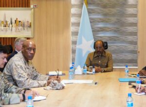 GqSZ01lXcAEBqQy-300x219 Somalia President met with Commander of United States African Command (AFRICOM).