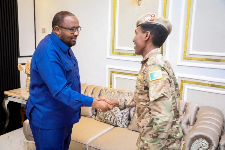 Hoggaamiyaha SSC-Khaatumo oo Kulan Muhiim ah la yeeshay Taliyaha Ciidanka Xoogga Dalka