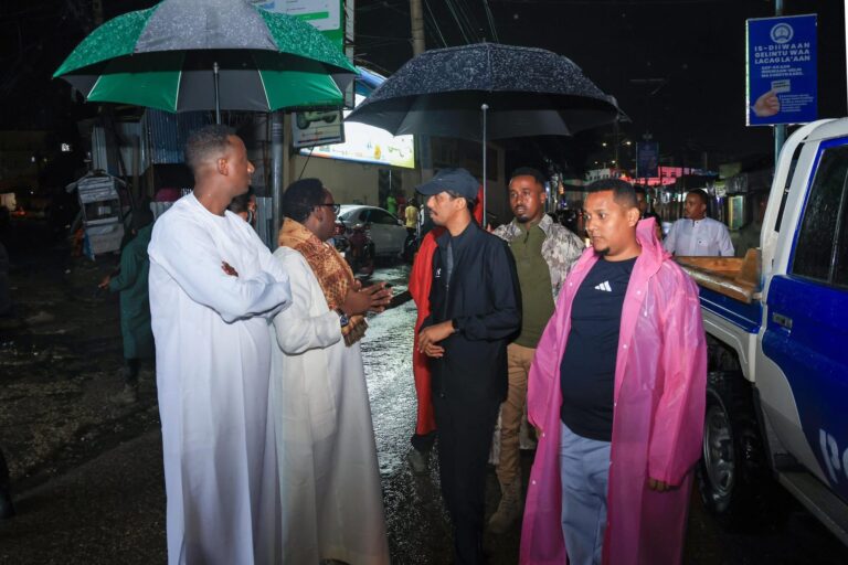 BREAKING NEWS – Mogadishu: Somali Police Chief Spends the Night Leading Rescue Efforts for Flood Victims