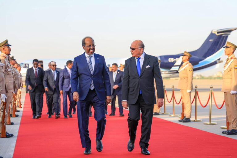 Madaxweyne Xasan Sheekh oo gaaray Baqdaad si uu uga qayb galo Shirka 34aad ee Jaamacadda Carabta