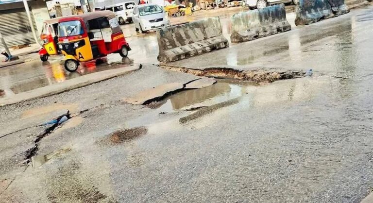 People died in last night’s heavy rains in Mogadishu, as roads were destroyed.