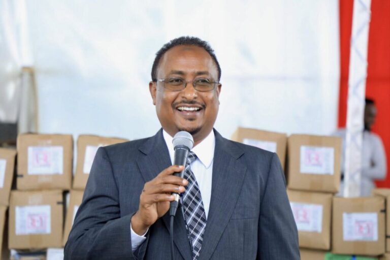 Banadir Governor donated medical supplies to wounded Somali soldiers in Hiran.