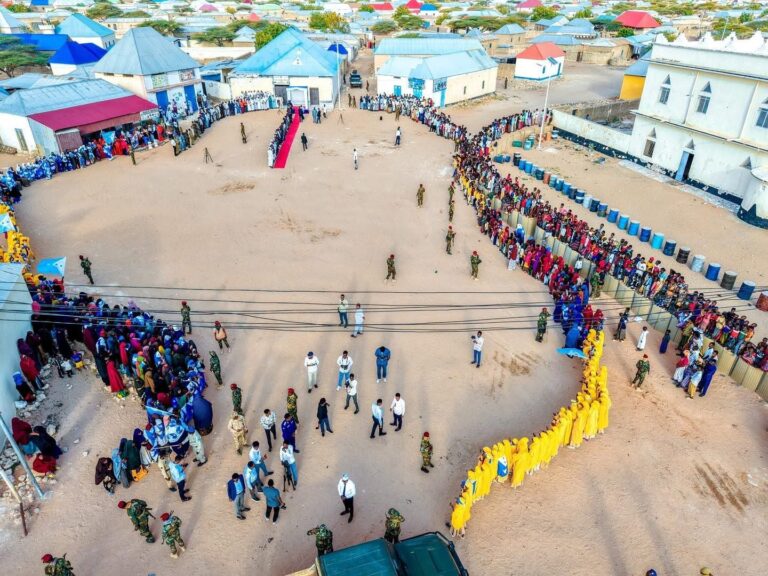 President Qoorqoor Arrives in Baxdo to a Warm Public Reception