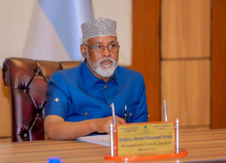 Dowladda Federaalka Soomaaliya ayaa si rasmi ah u qaaday xanibaaddii saarneyd duulimaadyada tooska ah