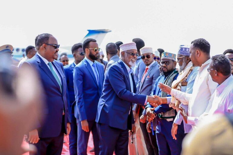 WAR DEGDEG AH: Madaxweynaha Puntland oo Garoowe ku soo dhoweeyay Madaxweynaha Jubbaland iyo Wafdigiisa