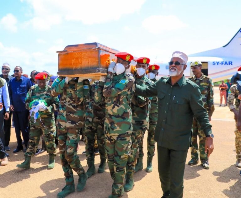 Madaxweyne Axmed Madoobe iyo Mas’uuliyiin Kale oo Meydka Madaxweyne Ku-xigeenkii Labaad ee Jubbaland Ku Qaabilay Garoonka Kismaayo