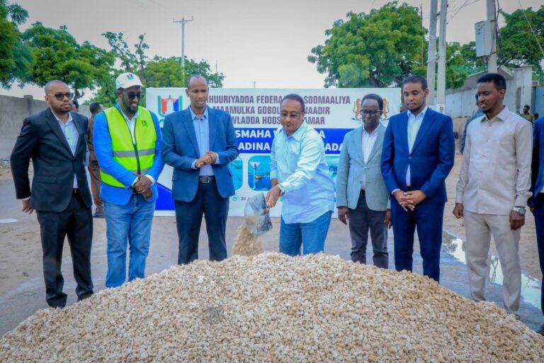 Duqa Muqdisho Xasan Mungaab oo Dhagax-dhigay Dib-u-dhiska Waddo Muhiim ah, Digniin Adagna U Diray Shirkadaha Fiilooyinka Jeexa