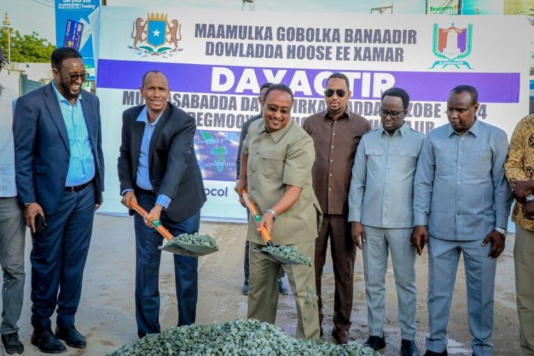 Mogadishu Mayor lays foundation stone for Zoobe road reconstruction .