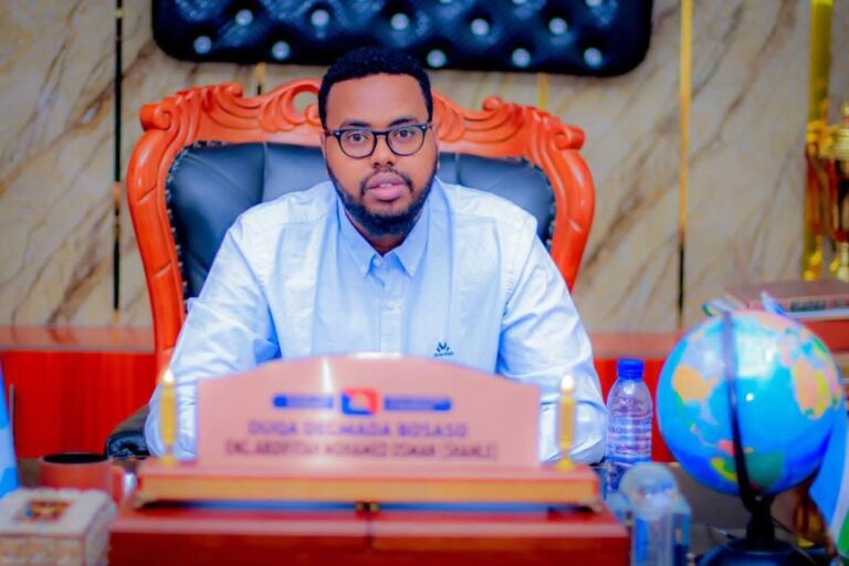 DEGDEG: Guddoomiyaha Degmada Bosaso, Cabdifataax Shanle, oo Is Casilay Kadib Cadaadis Ka Yimid Xildhibaanada Golaha Deegaanka