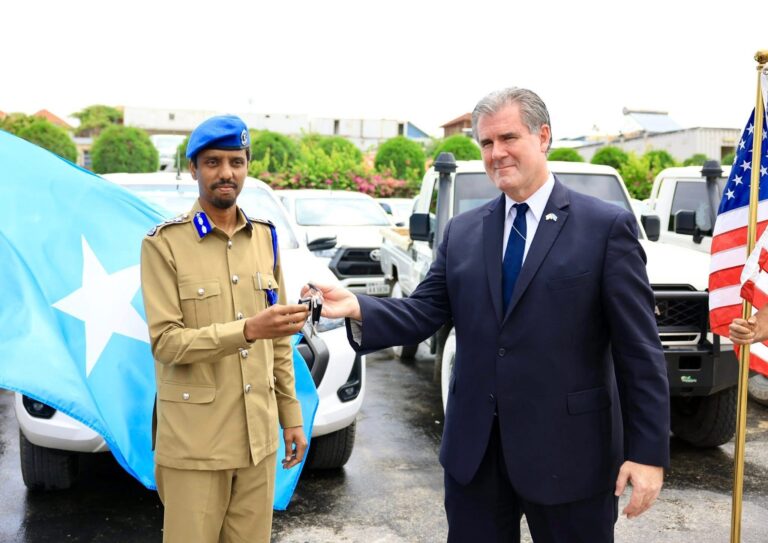 Mareykanka oo Gaadiid Cusub ku Wareejiyay Booliiska Soomaaliya si Loogu Adeegsado La-dagaallanka Argagixisada