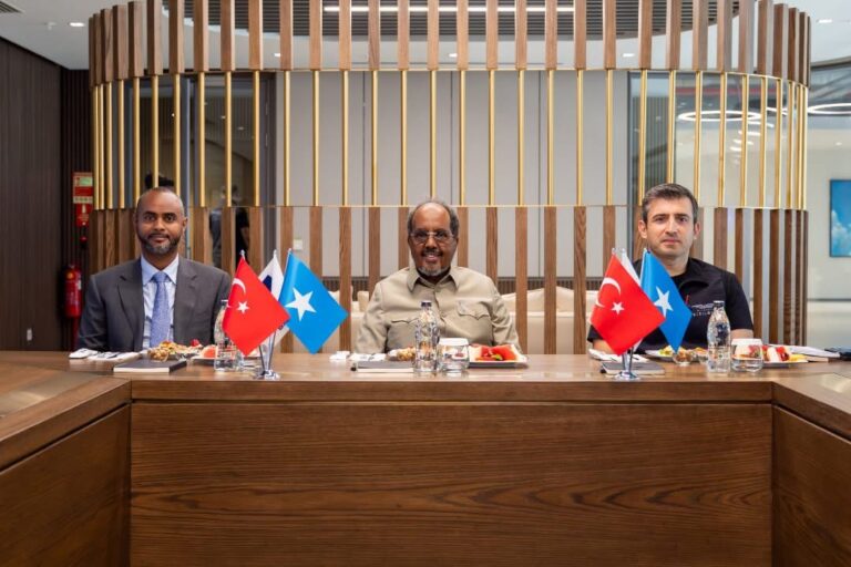 Madaxweyne Xasan Sheekh oo booqday Xarunta Tignoolajiyadda Özdemir Bayraktar ee Turkiga