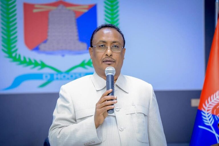 Muungaab oo Shaqaale ka tirsan Maamulka G/Banaadir u Wareejiyay Waaxda Nadaafadda