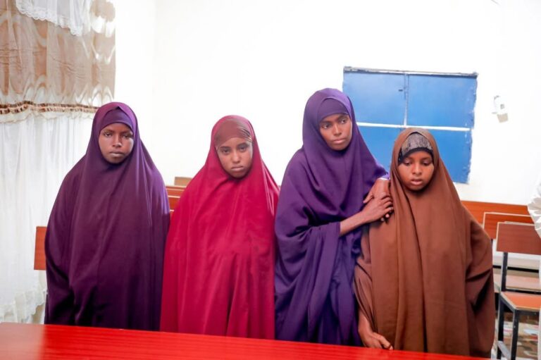 Kismaayo: Maxkamadda Ciidamada oo Xukun Ku Riday Gabdho Yar Yar oo Lagu Eedeeyay Basaasnimo