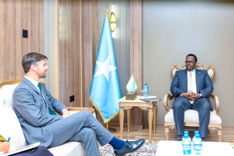 Ra’iisul Wasaare ku xigeenka XFS Aya qaabilay Danjiraha cusub ee UK u fadhiya Soomaaliya.