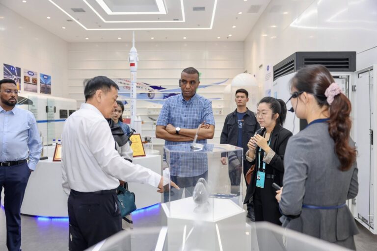 Ra’iisul Wasaare Xamsa Cabdi Barre oo booqday xarunta Warshadaha Tamarta iyo Kiimikada ee Ningdong, Ningxia.