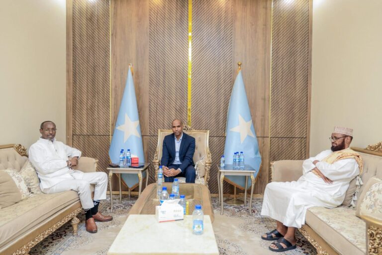 Musharrax Madaxweynaha Jamhuuriyadda Federaalka Soomaaliya, Mudane Xasan Cali Kheyre, ayaa hoygiisa uu ka degan yahay caasimadda Muqdisho ku qaabilay Guddoomiyihii hore ee Gobolka Banaadir ahna Duqii Muqdisho, Mudane Yuusuf Xuseen Jimcaale (Madaale).